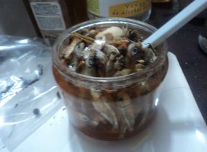 Una foto de Charales en escabeche o encurtidos, un manjar y forma de conservación para todo el año para cuaresma