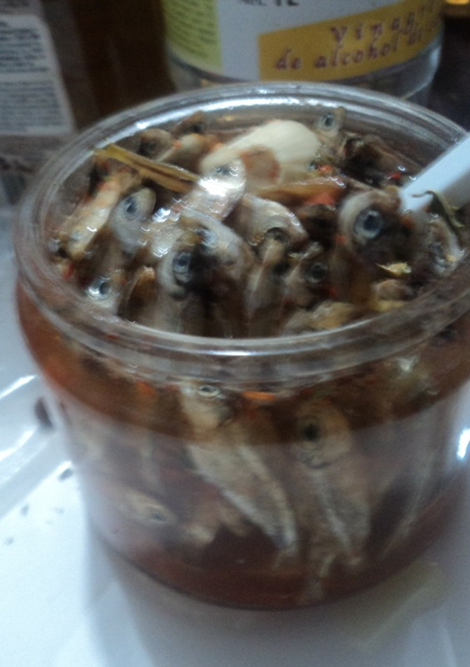 Una foto de Charales en escabeche o encurtidos, un manjar y forma de conservación para todo el año para cuaresma