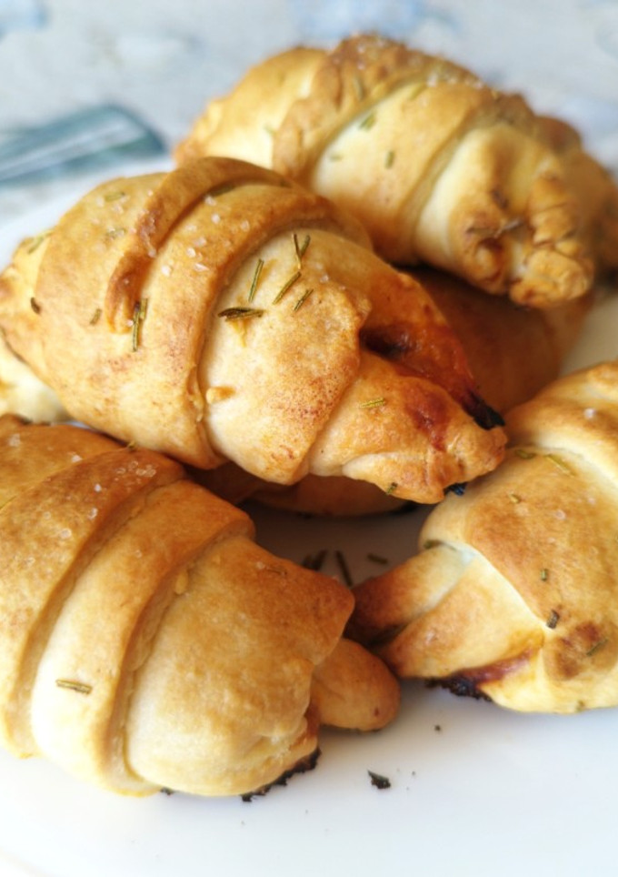 Una foto de Croissant con masa de empanada rellenos de caballa en tomate