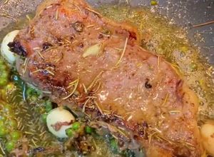 รูปของ สเต๊กเนื้อริบส์อาย (Ribeye Steak) แบบ ความสุกระดับ Medium rare