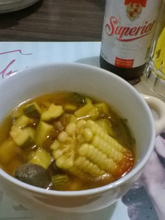 Una foto de Sopa de cerveza con calabacita, elote y champiñón. (Olla de cocción lenta-SlowCooker-CrockPot)