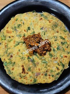 A picture of Hari Pyaz Bathua Paratha.