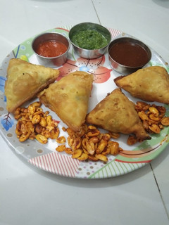 સમોસા (Samosa Recipe In Gujarati) રેસીપી મુખ્ય ફોટો