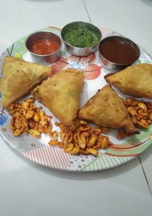 સમોસા (Samosa Recipe In Gujarati) રેસીપી મુખ્ય ફોટો