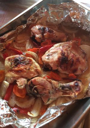 Una foto de Pollo con verduras asado