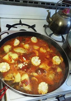 Una foto de Pescado con papas y salsa