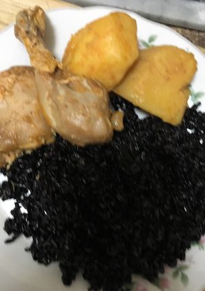 Una foto de Arroz negro y pollo