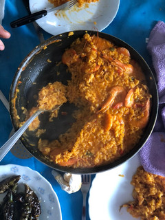 Una foto de Arroz con langostinos y calamares