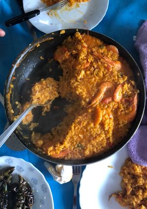 Una foto de Arroz con langostinos y calamares