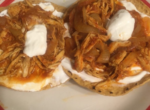Una foto de Tostadas de tinga de pollo