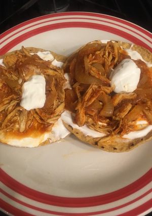 Una foto de Tostadas de tinga de pollo