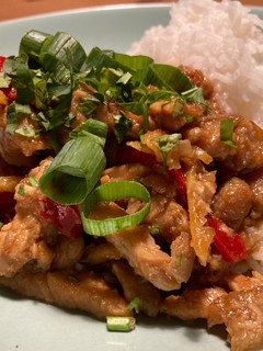 Una foto de Gà Kho Gừng (Pollo al jengibre)