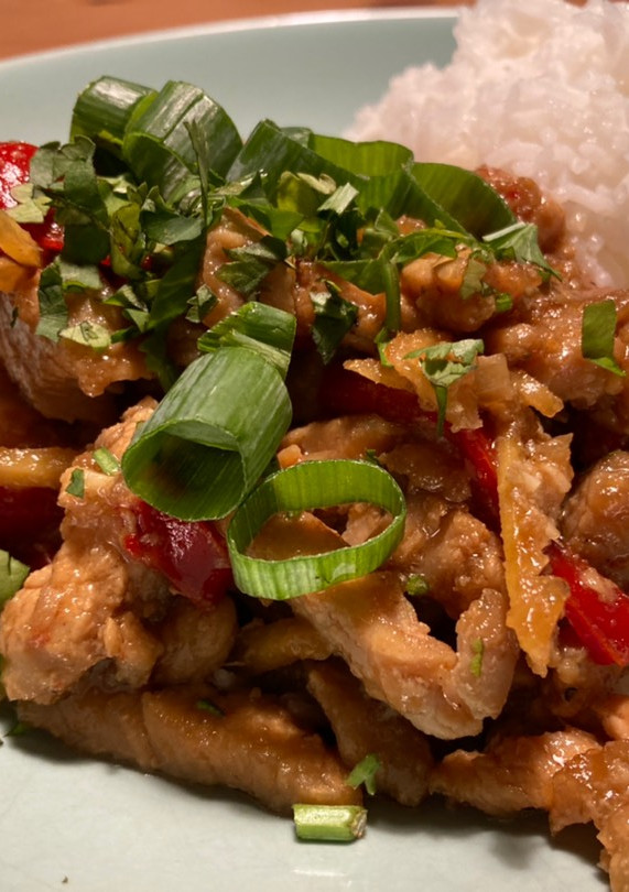 Una foto de Gà Kho Gừng (Pollo al jengibre)