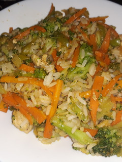 Una foto de Wok de verduras con arroz y pollo