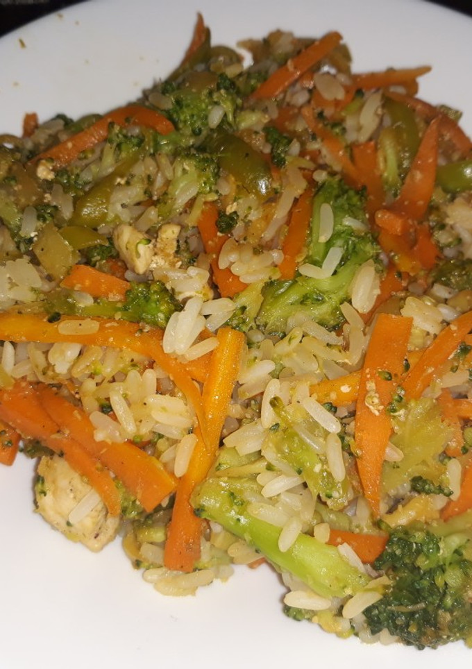 Una foto de Wok de verduras con arroz y pollo