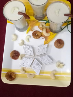 કાજુ અંજીર મિલ્ક શેક (Kaju Anjeer Milk Shake Recipe In Gujarati) રેસીપી મુખ્ય ફોટો