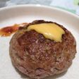 Hamburguesa rellena de cebolla y queso cheddar