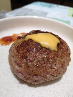 Una foto de Hamburguesa rellena de cebolla y queso cheddar