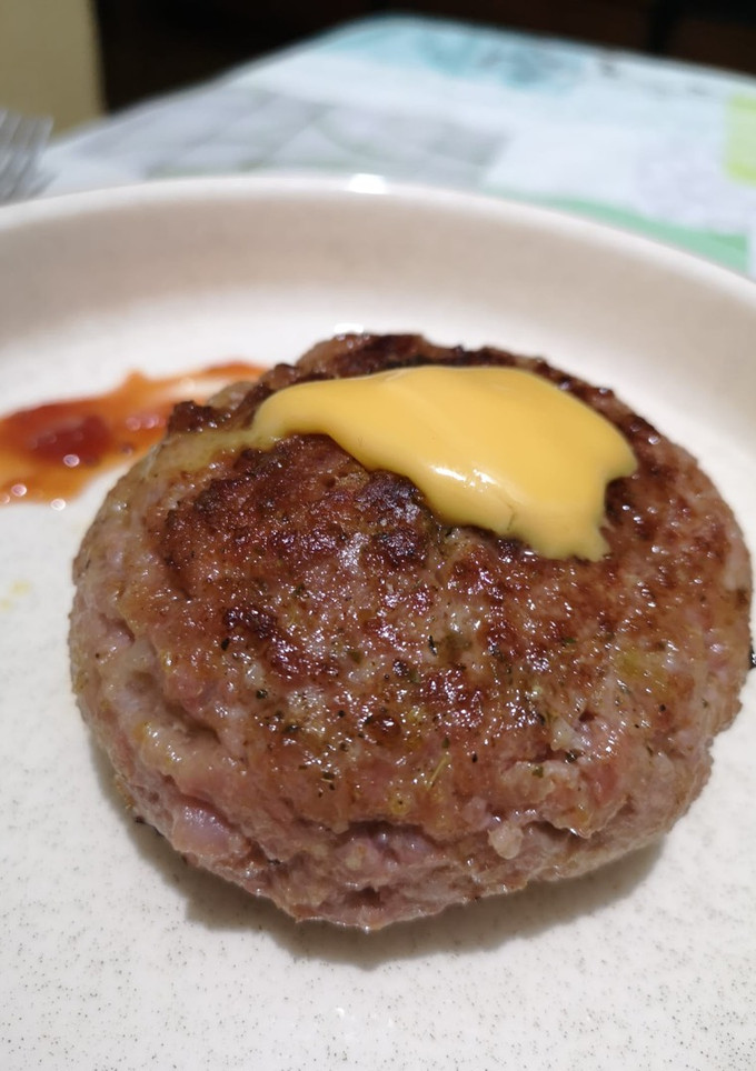 Una foto de Hamburguesa rellena de cebolla y queso cheddar