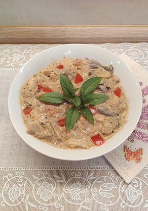 Selymes paradicsomos-gombás csirkeragu recept fotója