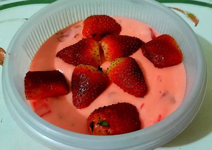 Strawberry yogurt Trifle