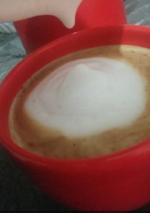 Una foto de Café con leche bien espumoso
