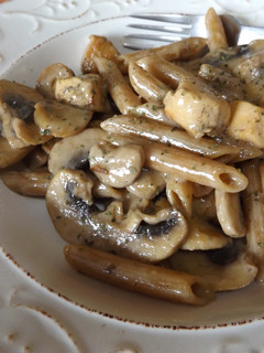 Una foto de Pasta integral con champiñones y pollo