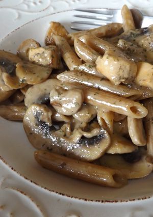Una foto de Pasta integral con champiñones y pollo