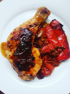 Una foto de Pollo y salsa de tomate con acheto