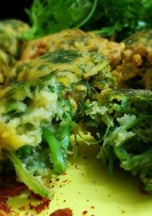 A picture of Dhonepata r Bora or Coriander Leaves Fritters.