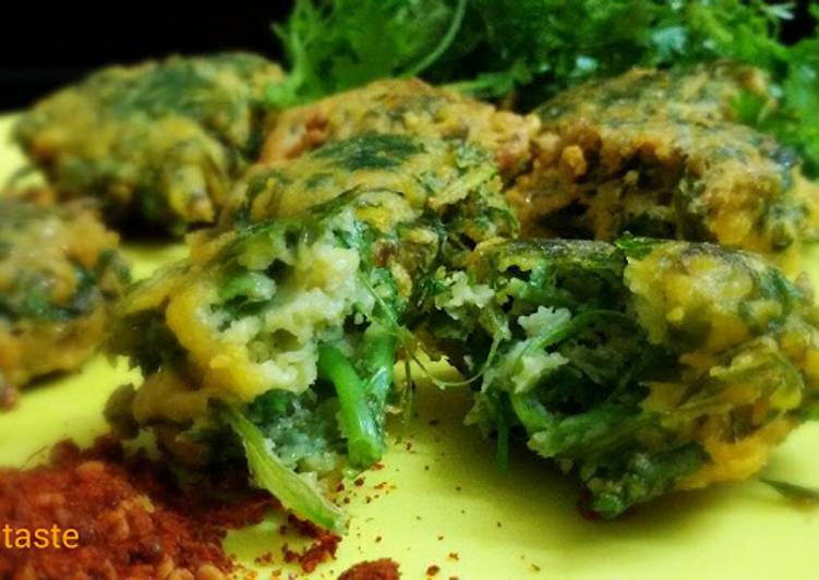 Dhonepata r Bora or Coriander Leaves Fritters