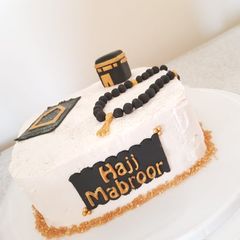 A picture of Vanilla sponge cake with cream frosting #sweettooth.