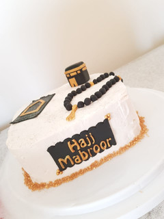 A picture of Vanilla sponge cake with cream frosting #sweettooth.