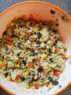 Foto di Insalata di riso vegetariana 🌿🍚