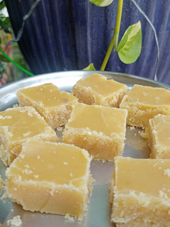 மைசூர் பாகு(mysore pak recipe in tamil) செய்முறை முக்கிய புகைப்படம்