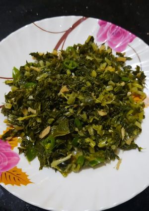 मूली के पत्तों का साग (mooli ke patto ka saag recipe in Hindi) रेसिपी मुख्य फोटो