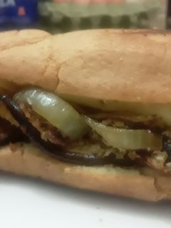 Una foto de Sándwich de berenjenas apanadas con salsa de piña y queso!!! 🍞🍆🍍🍍🍆🌰🧀🥪😝😜😝