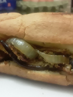 Una foto de Sándwich de berenjenas apanadas con salsa de piña y queso!!! 🍞🍆🍍🍍🍆🌰🧀🥪😝😜😝