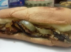 Una foto de Sándwich de berenjenas apanadas con salsa de piña y queso!!! 🍞🍆🍍🍍🍆🌰🧀🥪😝😜😝