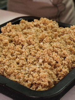 Una foto de Crumble de avena sin gluten con fresas y salsa de chocolate