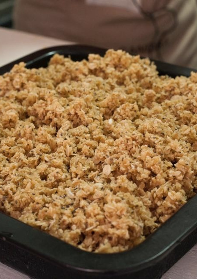 Una foto de Crumble de avena sin gluten con fresas y salsa de chocolate