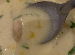 صورة لوصفة شوربة الكريمة بالدجاج والذرة 🍜