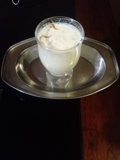 ઇલાયચી બદામ વાળું દૂધ (Masala Milk Recipe in Gujarati) રેસીપી મુખ્ય ફોટો