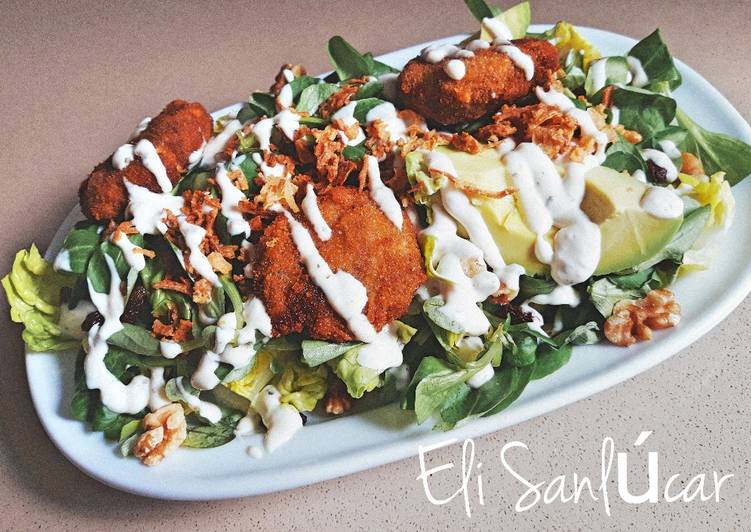 Ensalada con mini filetes rusos salsa César y frutos secos