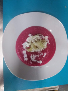 Una foto de Crema de remolacha con manzana, queso granulado y calabacín