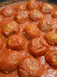 Una foto de Albóndigas de soja texturizada con tomate
