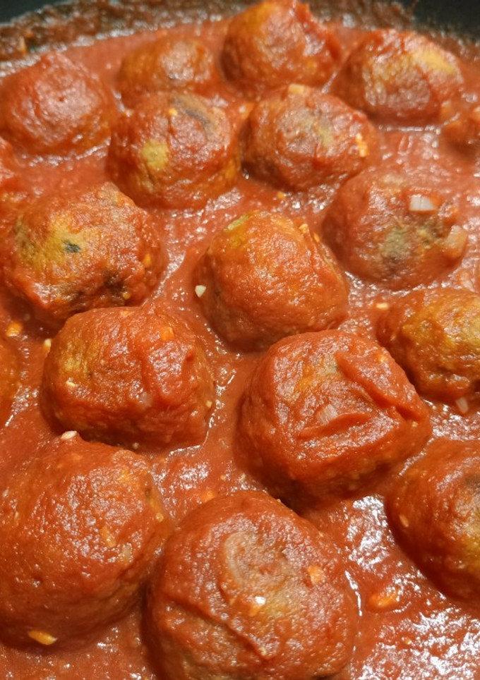 Una foto de Albóndigas de soja texturizada con tomate