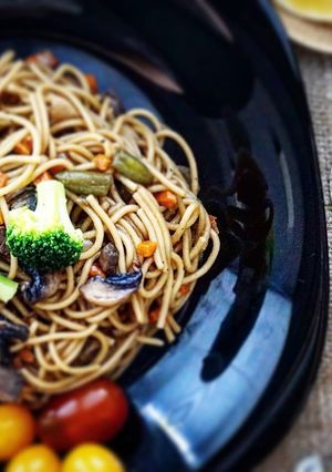 Фото Жареные спагетти под соевым соусом с курицей и грибами.