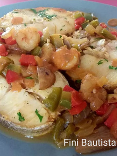 Una foto de Merluza con setas y gambas