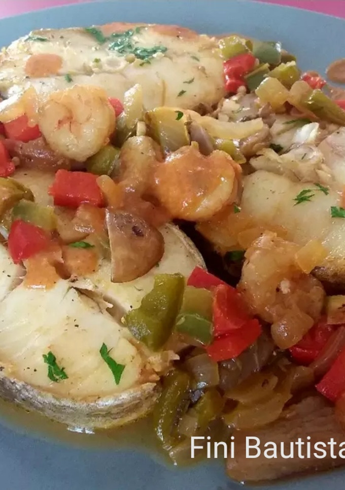 Una foto de Merluza con setas y gambas